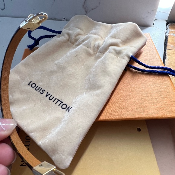 i’m selling an authentic Louis vutton bracelet, made from real leather - Picture 6 of 9